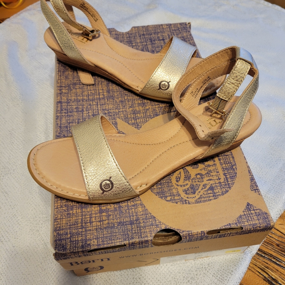 Born Gold leather Sandals 7 new